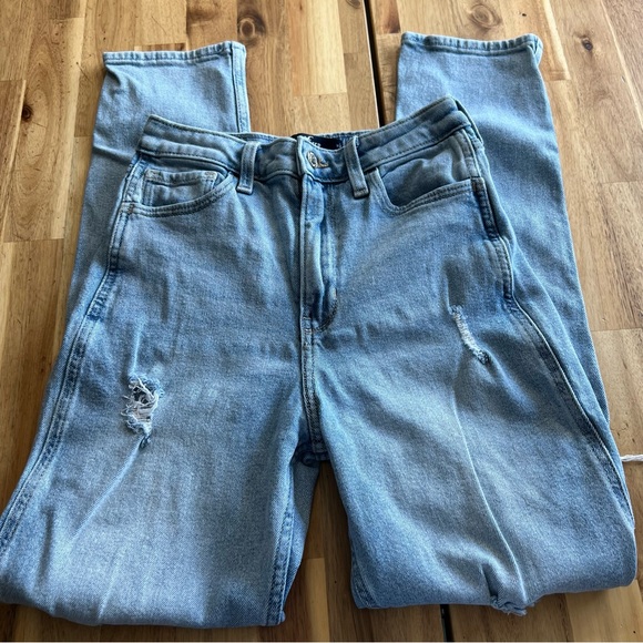 Hollister Denim - Hollister High-Rise Mom Jeans Light Wash Distressed W24 L27